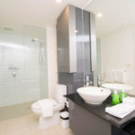 Eureka 1 bedroom apartment - bathroom