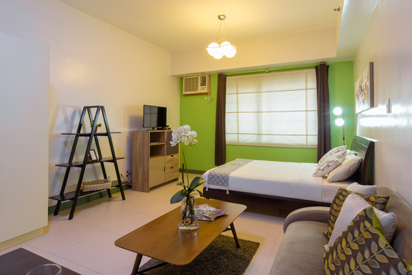 The Infinity studio apartments - bed and tv