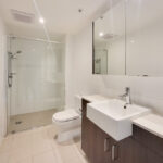 Charlotte Street Mantra - 1 bedroom apartment 707 - bathroom