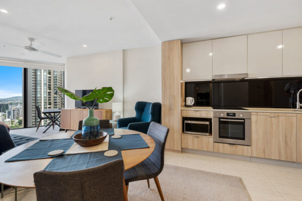 Spire Apartments, Brisbane Apartment 3506 - kitchen and dining