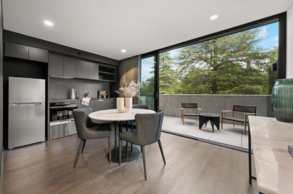 Lonsdale St, Canberra - Studio apartment - dining and kitchen area