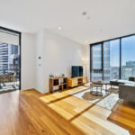 Queen Street. Brisbane apartment - living room and balcony with view of Brisbane
