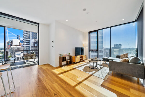 Queen Street. Brisbane apartment - living room and balcony with view of Brisbane